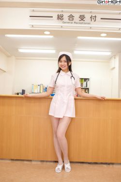 坐在爸爸那里写作业